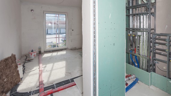 A pré-montagem industrial com Geberit GIS das paredes sanitárias para o sistema completo de abastecimento e evacuação encurtou o tempo de construção em três meses (© Geberit) A pré-montagem industrial com Geberit GIS das paredes sanitárias para o sistema completo de abastecimento e evacuação encurtou o tempo de construção em três meses (© Geberit)