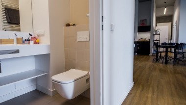 Design que aumenta o espaço: mini casa de banho num apartamento na residência de estudantes LivinnX (© Jaroslaw Kakal/Geberit) Design que aumenta o espaço: mini casa de banho num apartamento na residência de estudantes LivinnX (© Jaroslaw Kakal/Geberit)