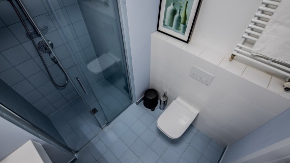Até mesmo as casas de banho mais pequenas revelam o gosto pessoal dos seus habitantes (© Jaroslaw Kakal/Geberit)