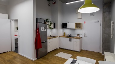 LivinnX disponibiliza quartos individuais, mas também apartamentos partilhados para até quatro pessoas (© Jaroslaw Kakal/Geberit) LivinnX disponibiliza quartos individuais, mas também apartamentos partilhados para até quatro pessoas (© Jaroslaw Kakal/Geberit)