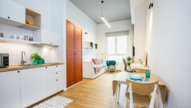 Espaço para tudo o que é necessário: um quarto individual em LivinnX (© Jaroslaw Kakal/Geberit) Espaço para tudo o que é necessário: um quarto individual em LivinnX (© Jaroslaw Kakal/Geberit)