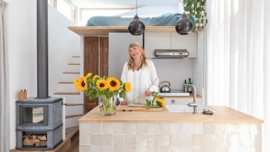 A holandesa Marjolein Jonker na sua Tiny House (© Chiela van Meerwijk)