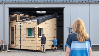 Grande mudança para a microcasa: em maio de 2022, «Sprout» mudou-se do atelier para o bairro verde de Olst-Wijhe (NL) (© Chiela van Meerwijk)