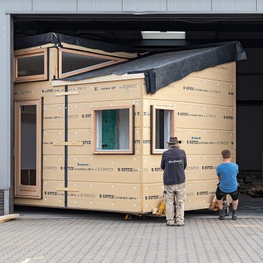 Grande mudança para a microcasa: em maio de 2022, «Sprout» mudou-se do atelier para o bairro verde de Olst-Wijhe (NL) (© Chiela van Meerwijk) Grande mudança para a microcasa: em maio de 2022, «Sprout» mudou-se do atelier para o bairro verde de Olst-Wijhe (NL) (© Chiela van Meerwijk)