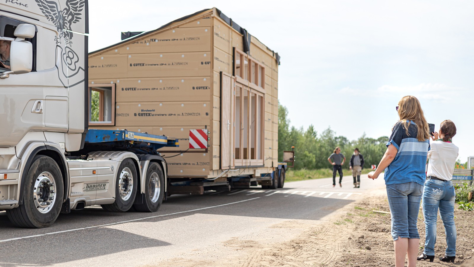 Transporte da Tiny House (© Chiela van Meerwijk) Transporte da Tiny House (© Chiela van Meerwijk)