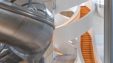 Dentro da torre, uma imponente escadaria de várias voltas faz a ligação entre os andares. Quem quiser, pode usar um escorrega para descer (© Adrian Deweerdt, Arles)