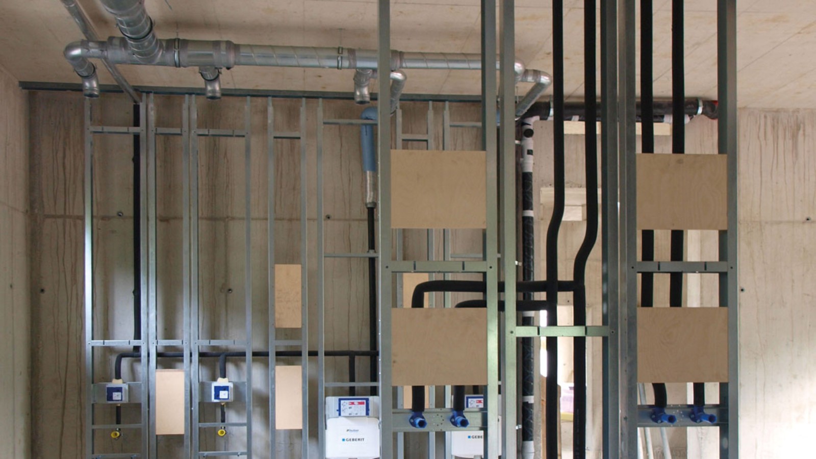 São necessários poucos tubos de queda para isso - então a instalação é relativamente fina. (Copyright: Geberit)