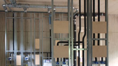 São necessários poucos tubos de queda para isso - então a instalação é relativamente fina. (Copyright: Geberit) São necessários poucos tubos de queda para isso - então a instalação é relativamente fina. (Copyright: Geberit)