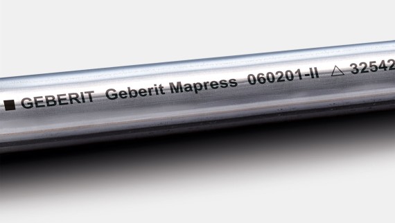 A inscrição preta identifica o tubo Geberit Mapress Aço inox CrNiMo