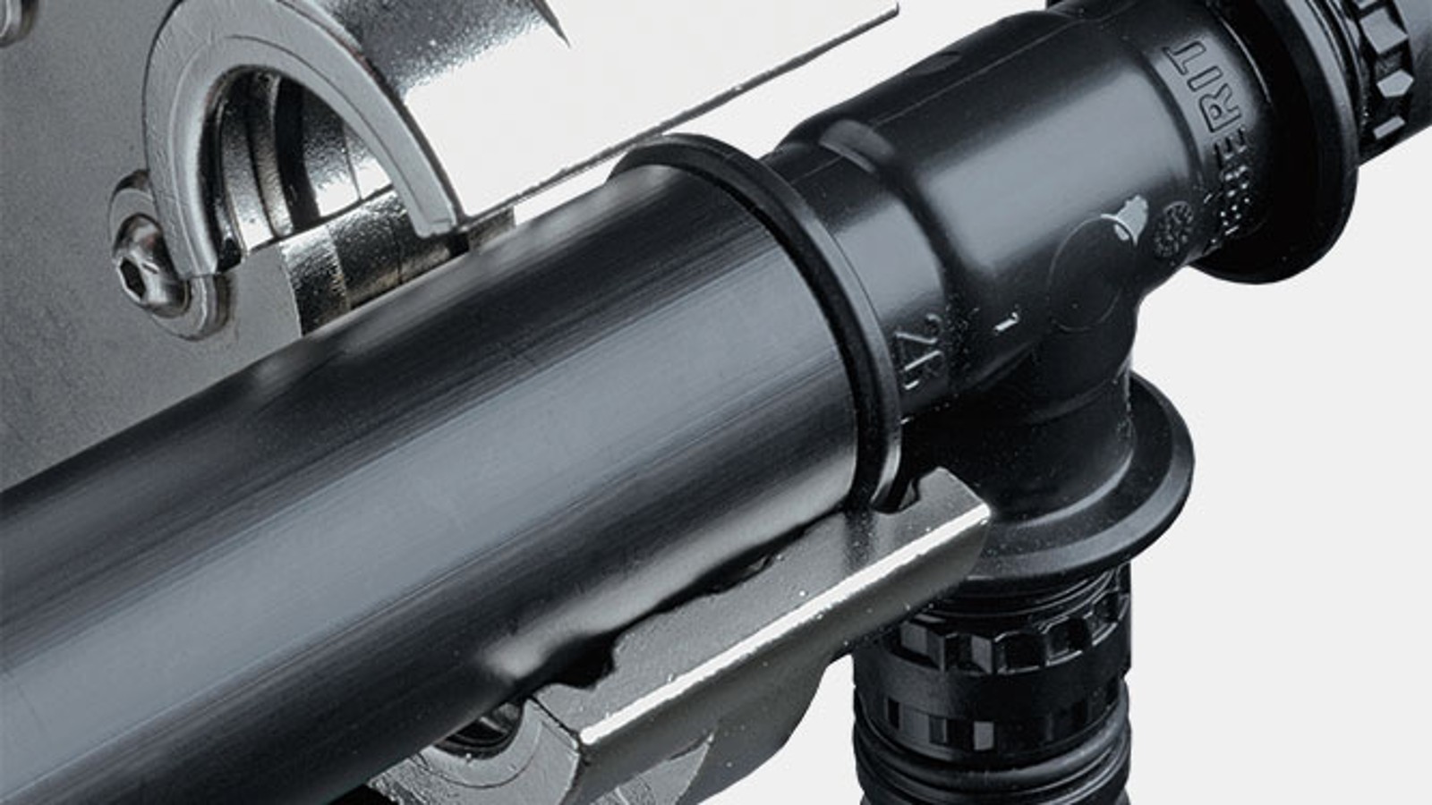 A guia da mandíbula de compressão evita o posicionamento incorreto com Geberit Mepla A guia da mandíbula de compressão evita o posicionamento incorreto com Geberit Mepla