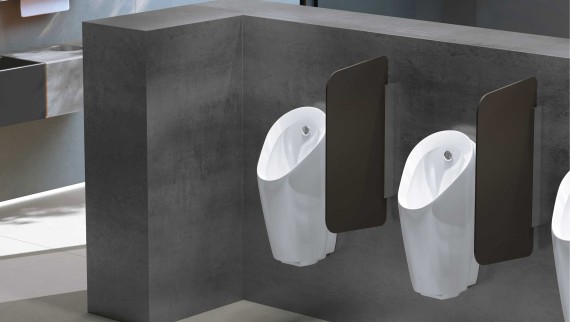 Urinol Geberit Preda numa casa de banho pública Urinol Geberit Preda numa casa de banho pública