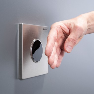 Os controlos de descarga de urinol sem contacto com deteção por infravermelhos permitem uma programação baseada nas necessidades e um acionamento fiável da descarga Os controlos de descarga de urinol sem contacto com deteção por infravermelhos permitem uma programação baseada nas necessidades e um acionamento fiável da descarga