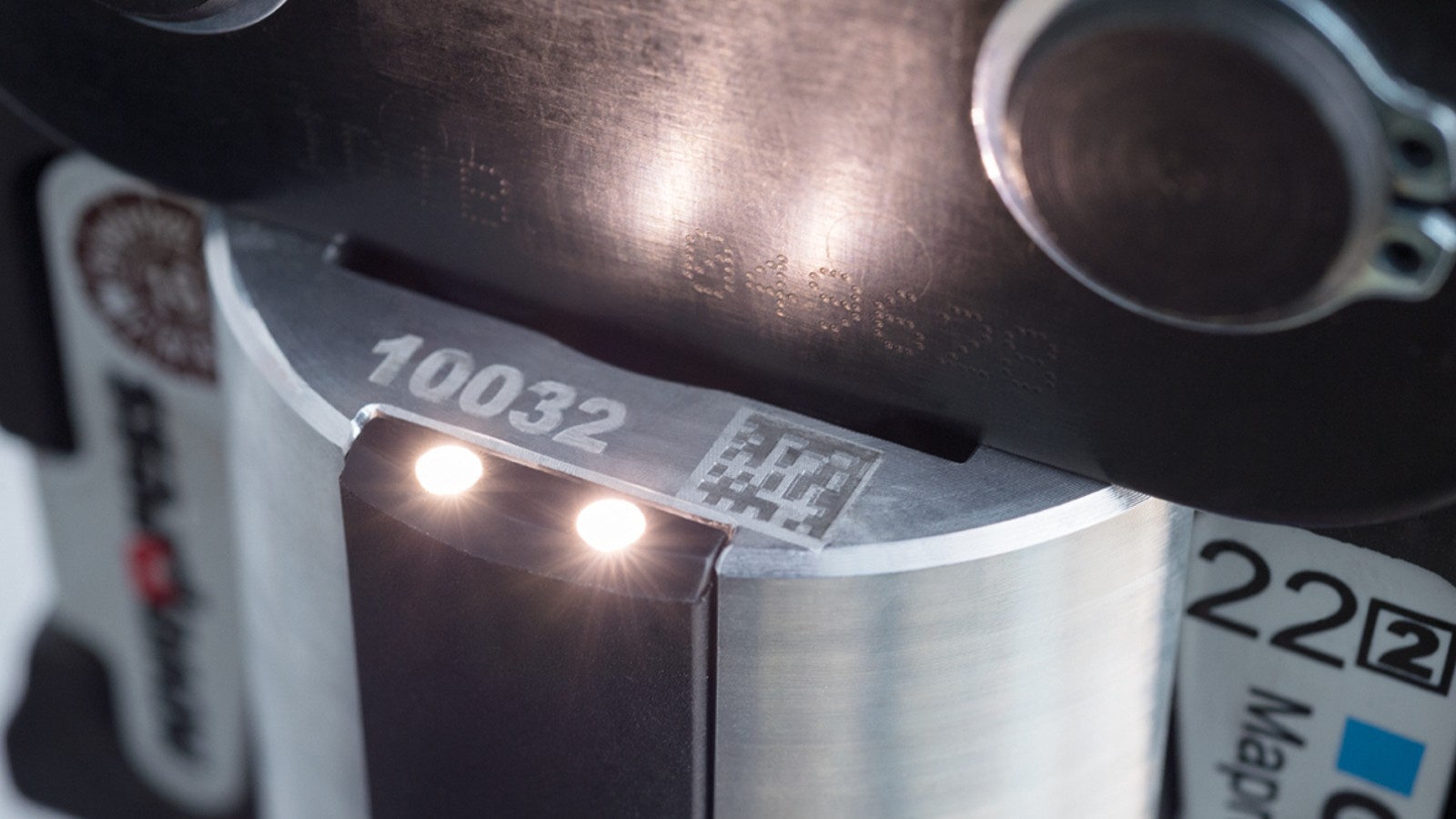 O equipamento de compressão Geberit com iluminação do local de compressão assegura uma boa visibilidade em cantos escuros