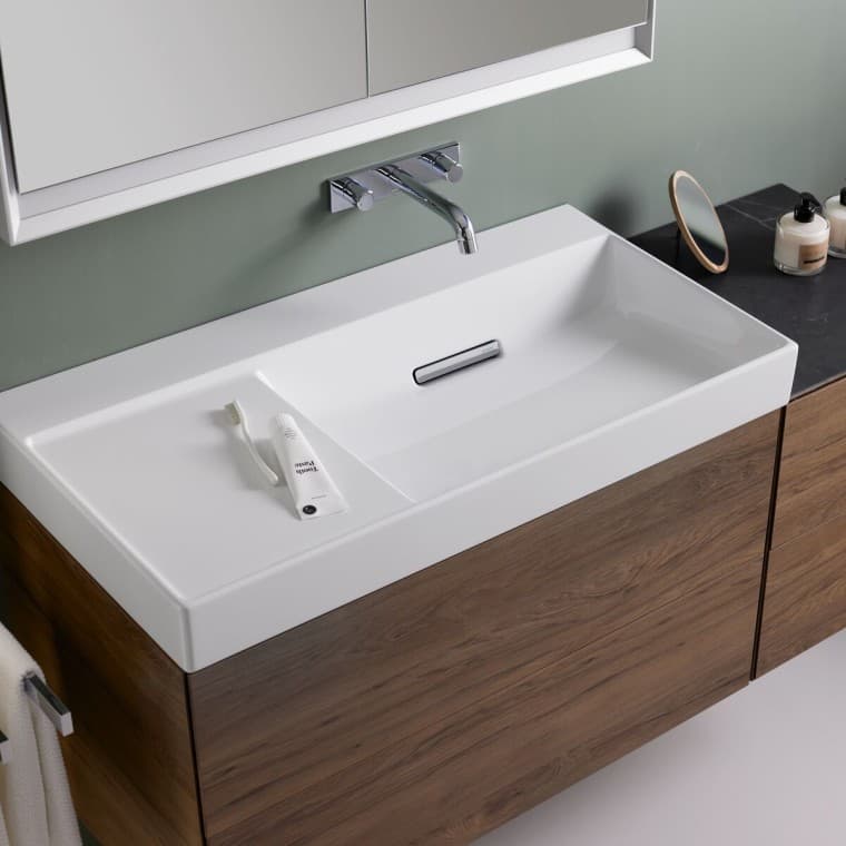 Área de lavatório Geberit ONE com móveis de madeira Área de lavatório Geberit ONE com móveis de madeira