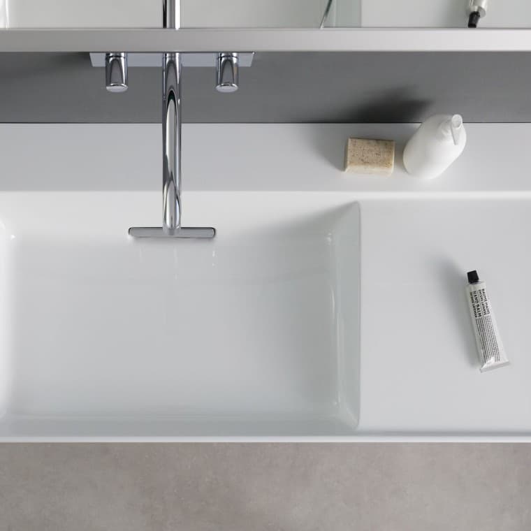 Lavatório Geberit ONE com superfície lateral direita Lavatório Geberit ONE com superfície lateral direita