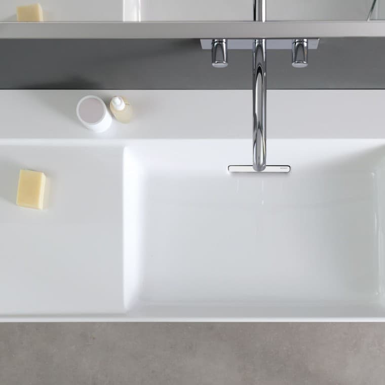 Lavatório Geberit ONE com superfície lateral esquerda Lavatório Geberit ONE com superfície lateral esquerda