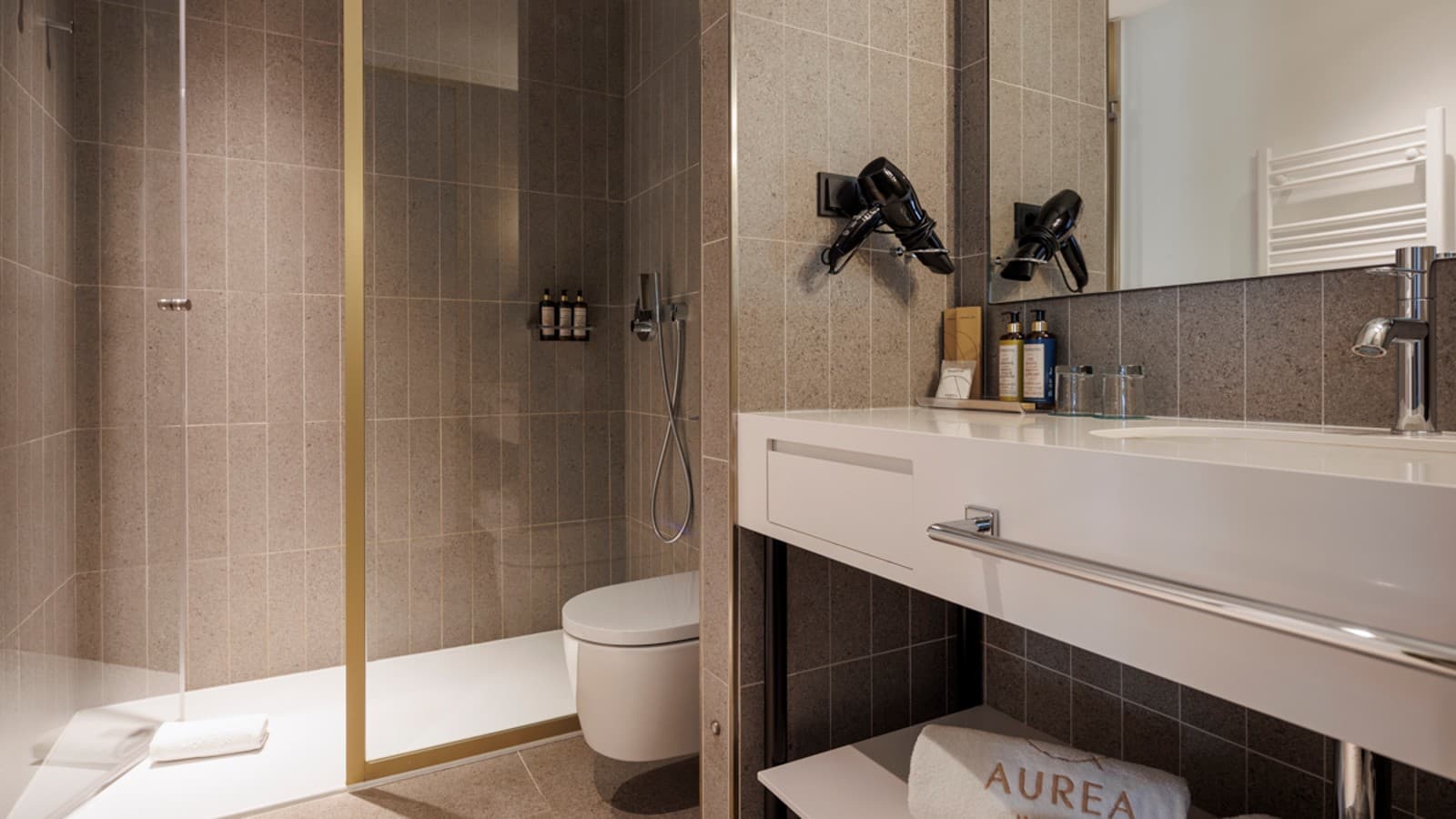 Mais conforto com a sanita bidé AquaClean Sela nas casas de banho dos quartos Hotel Áurea Palacio de Correos (© Clara Larrea Quemada) Mais conforto com a sanita bidé AquaClean Sela nas casas de banho dos quartos Hotel Áurea Palacio de Correos (© Clara Larrea Quemada)