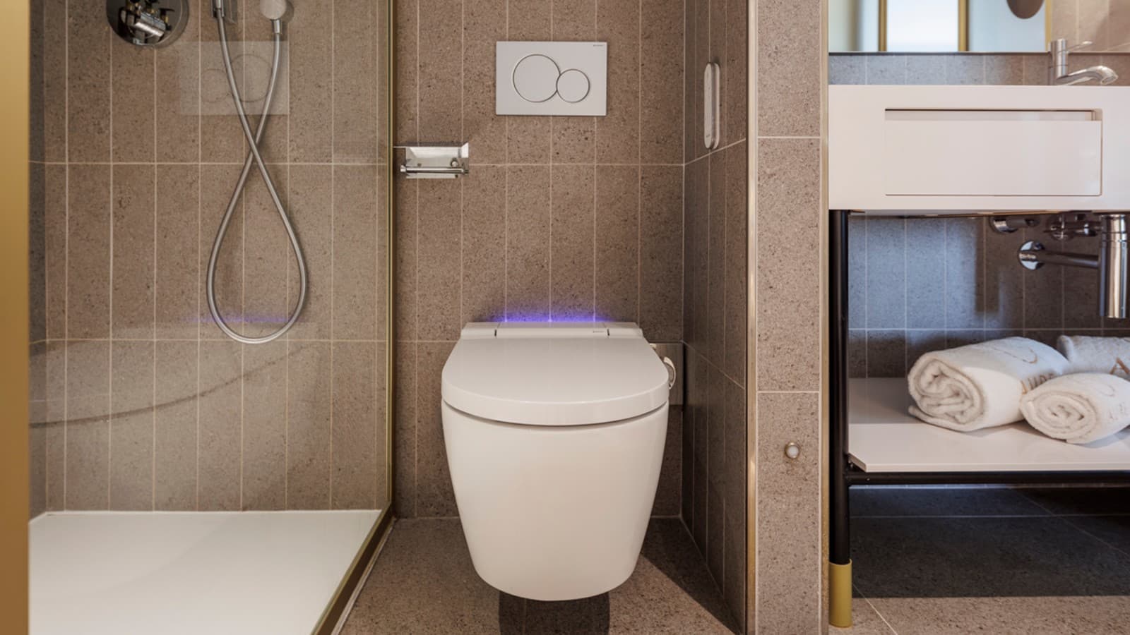 Sanita bidé AquaClean Sela na casa de banho dos quartos Hotel Áurea Palacio de Correos (© Clara Larrea Quemada) Sanita bidé AquaClean Sela na casa de banho dos quartos Hotel Áurea Palacio de Correos (© Clara Larrea Quemada)