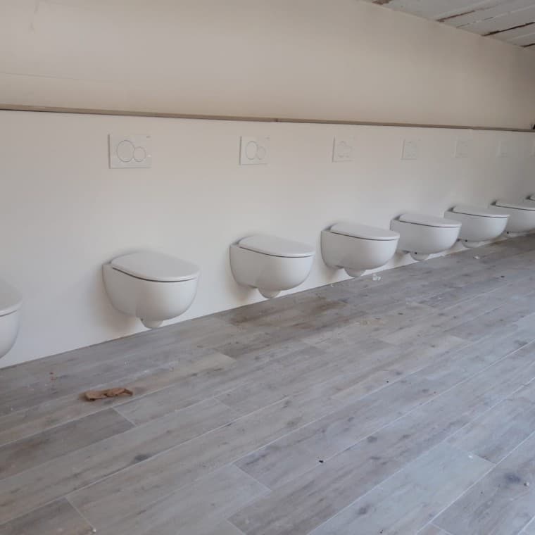 As sanitas suspensas e as placas de descarga Geberit As sanitas suspensas e as placas de descarga Geberit