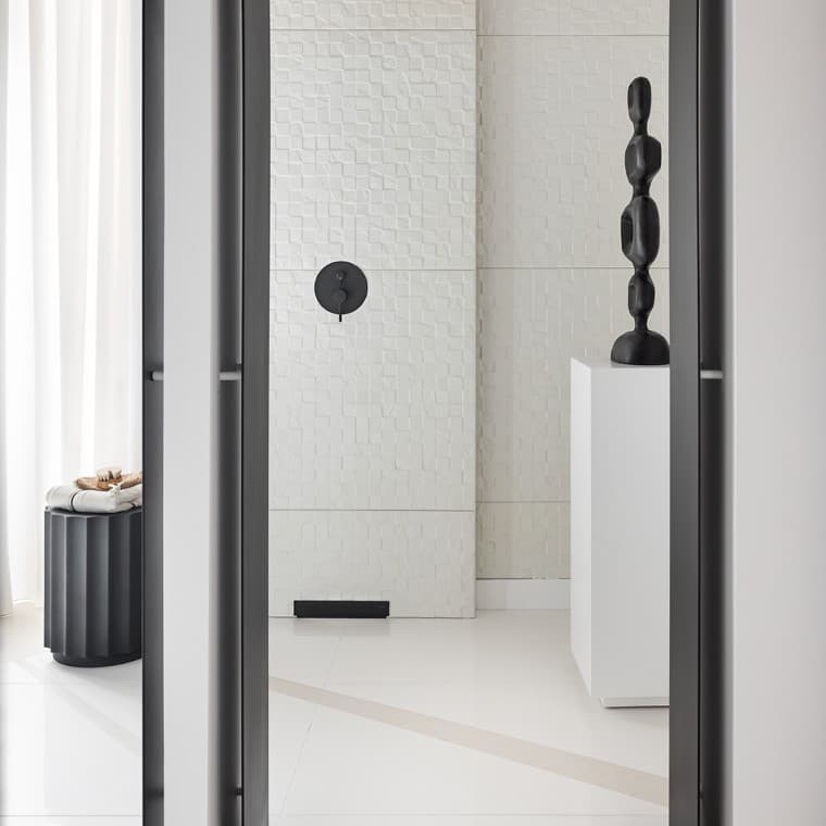 Sifão de parede Geberit Wall Drain para duche, em preto mate (©Nacho Uribesalazar: Casa Decor 2024 Geberit-Miguel Muñoz) Sifão de parede Geberit Wall Drain para duche, em preto mate (©Nacho Uribesalazar: Casa Decor 2024 Geberit-Miguel Muñoz)