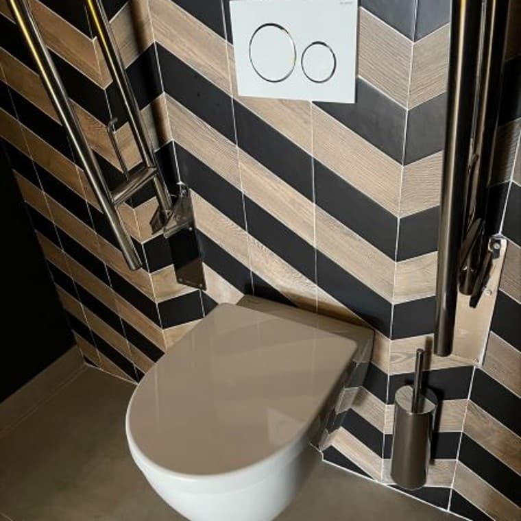 Sanita Geberit iCon Rimfree com botão Sigma20 e barras de agarrar (© Hotel Florida Magaluf) Sanita Geberit iCon Rimfree com botão Sigma20 e barras de agarrar (© Hotel Florida Magaluf)