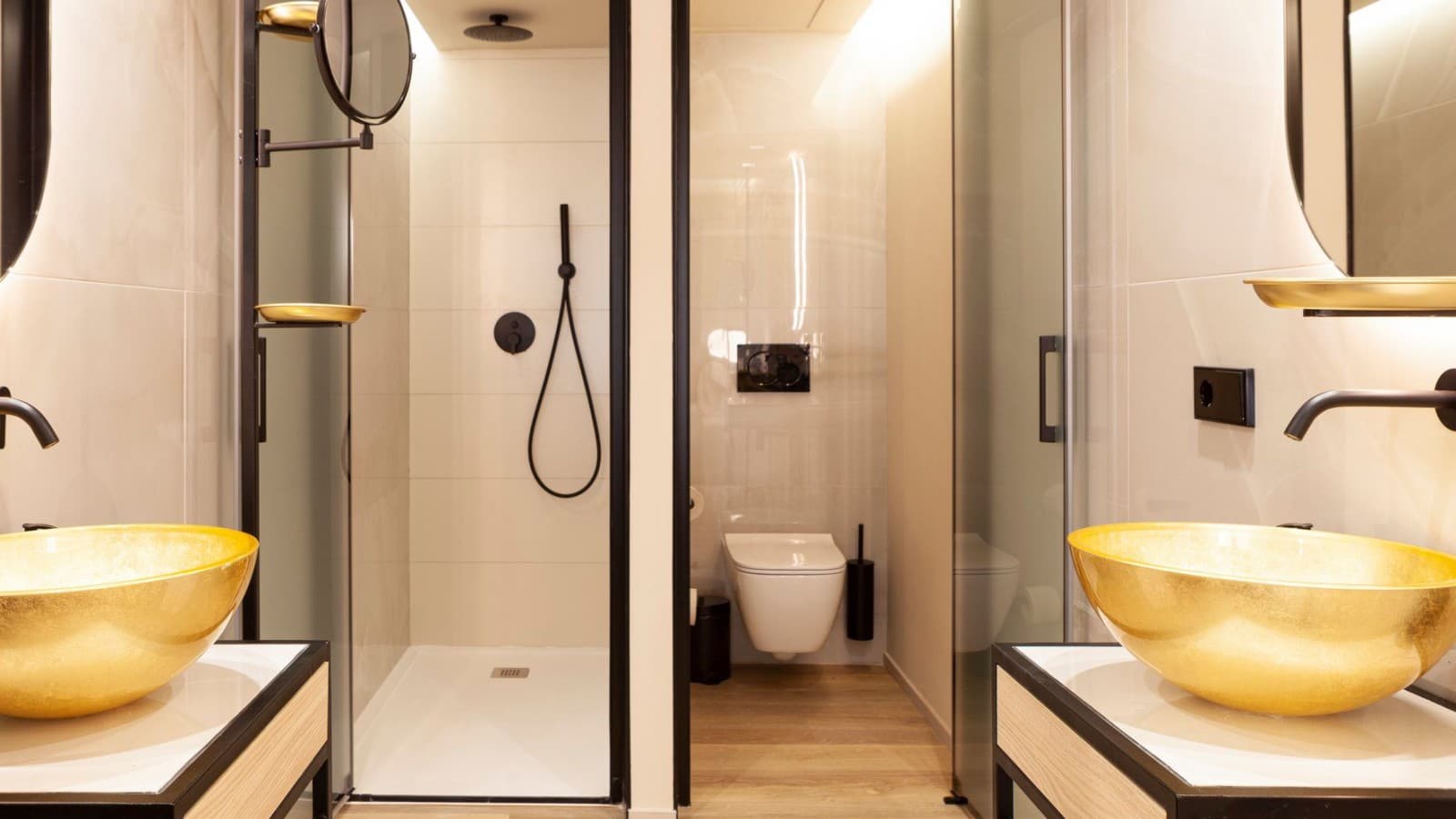 Sanita suspensa Geberit Smyle Square Rimfree e placa de descarga Sigma01 (© Nivia Born Boutique Hotel) Sanita suspensa Geberit Smyle Square Rimfree e placa de descarga Sigma01 (© Nivia Born Boutique Hotel)