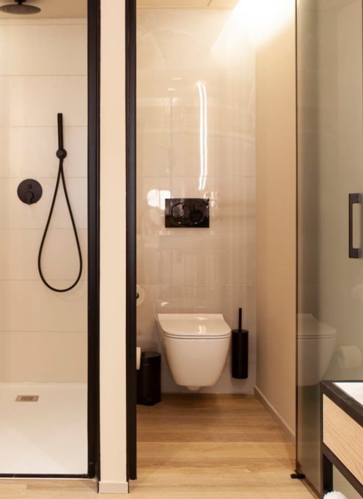 Sanita suspensa Geberit Smyle Square Rimfree e placa de descarga Sigma01 (© Nivia Born Boutique Hotel) Sanita suspensa Geberit Smyle Square Rimfree e placa de descarga Sigma01 (© Nivia Born Boutique Hotel)