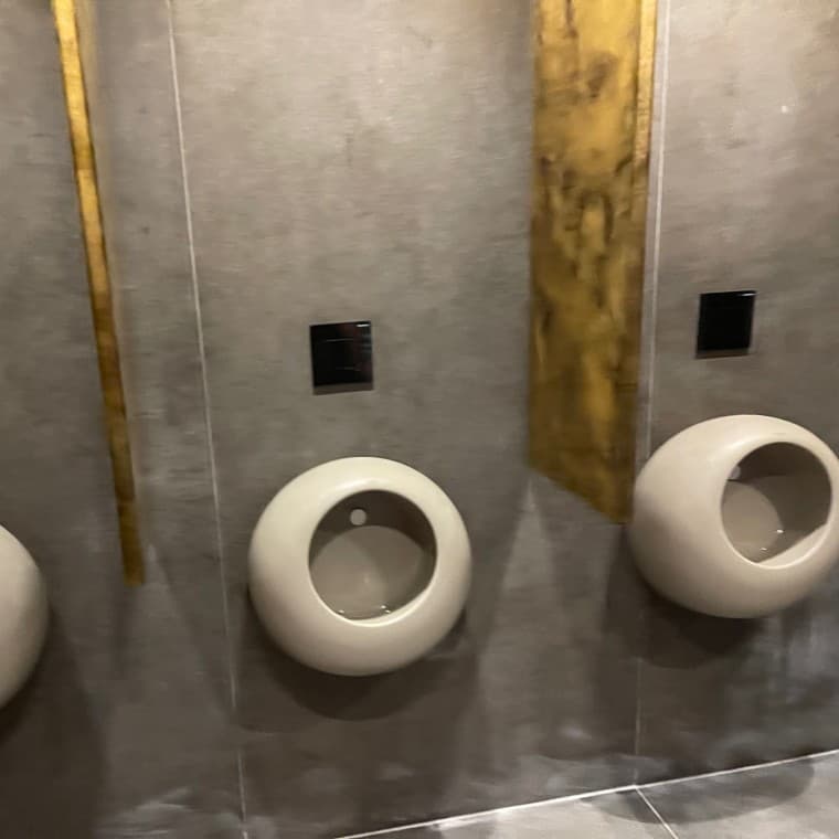 Casa de banho com descargas Geberit para urinóis (© Hotel Four View Baía Funchal). Casa de banho com descargas Geberit para urinóis (© Hotel Four View Baía Funchal).