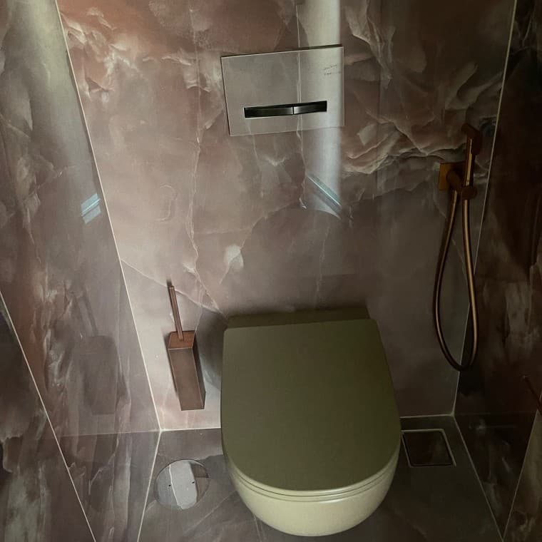 Placa de descarga Geberit Sigma50 (© Hotel Four View Baía Funchal). Placa de descarga Geberit Sigma50 (© Hotel Four View Baía Funchal).