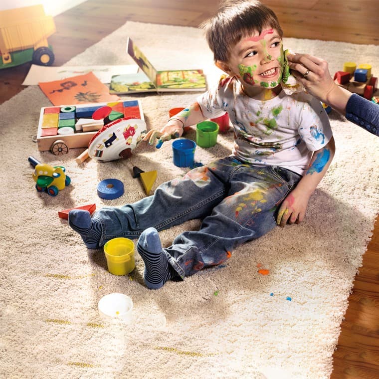 Criança coberta de tinta Criança coberta de tinta