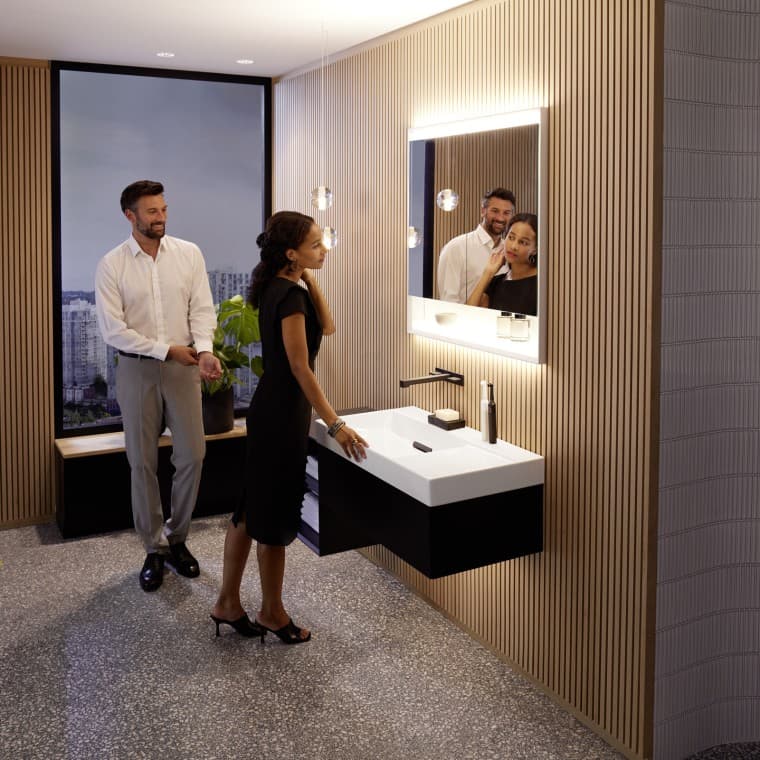 Homem e mulher na casa de banho da série Geberit ONE Homem e mulher na casa de banho da série Geberit ONE