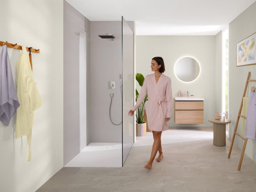 Mulher numa casa de banho luminosa Mulher numa casa de banho luminosa