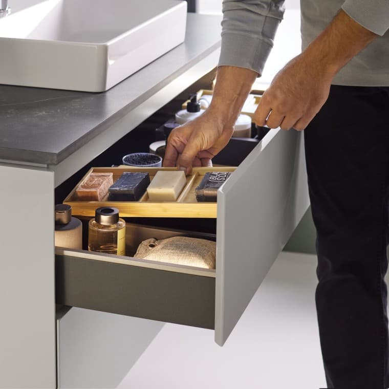 Móvel de lavatório Geberit ONE com sistema de organização Móvel de lavatório Geberit ONE com sistema de organização