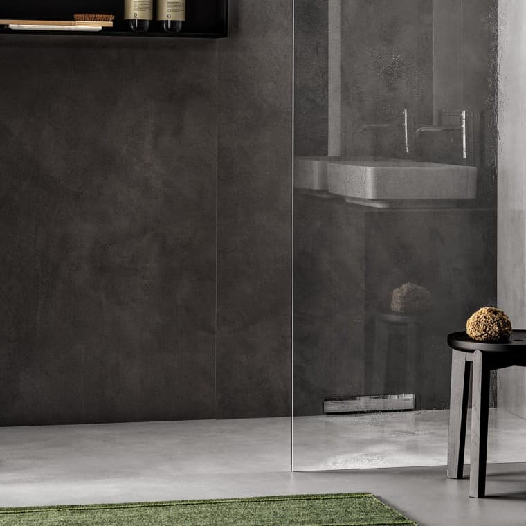 Um duche ao nível do chão com drenagem na parede Um duche ao nível do chão com drenagem na parede