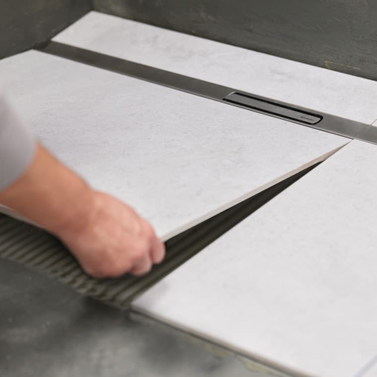 A fixação na calha para duche garante uma fixação segura no chão A fixação na calha para duche garante uma fixação segura no chão