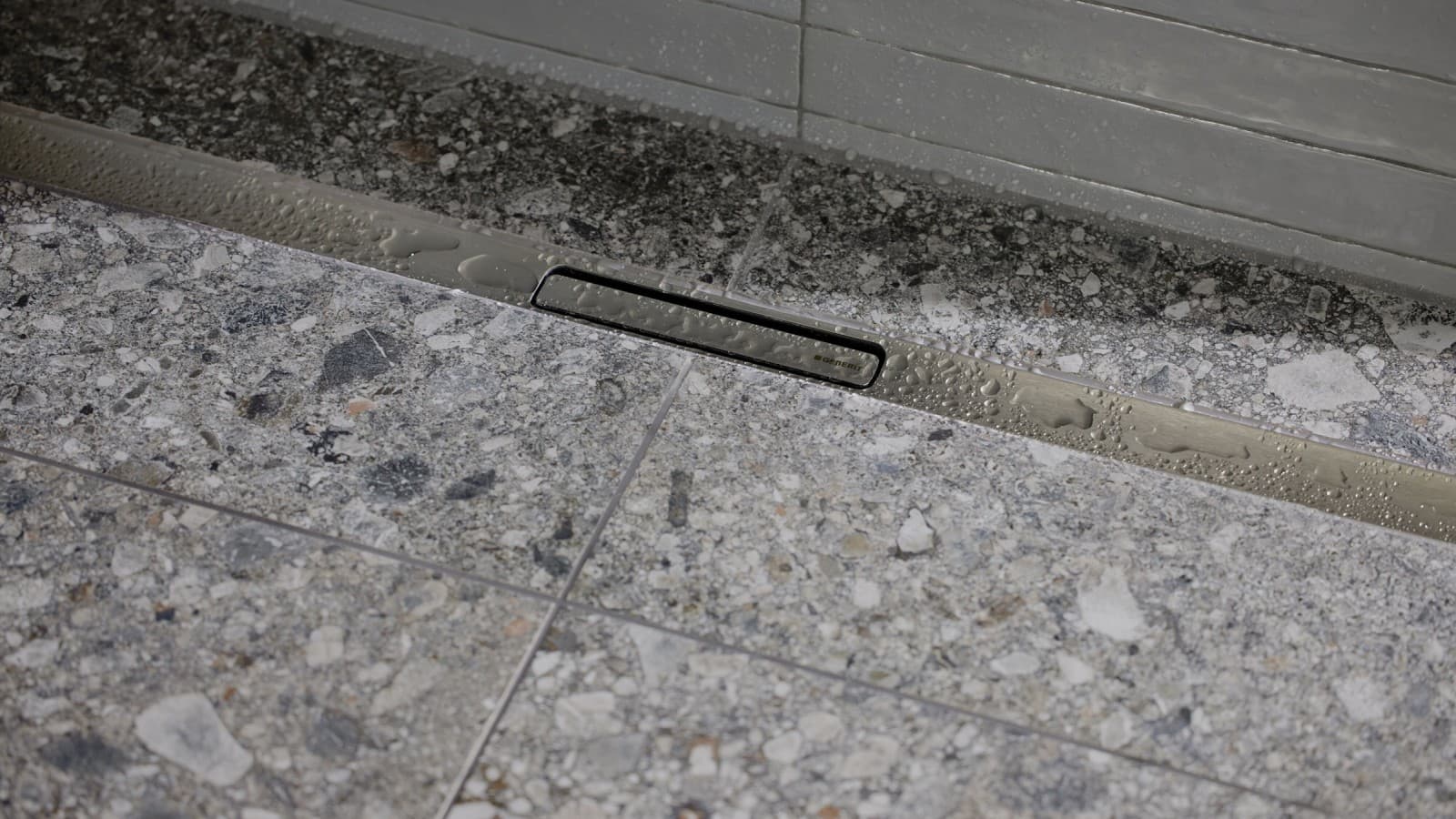 A calha para duche Geberit CleanLine30 A calha para duche Geberit CleanLine30