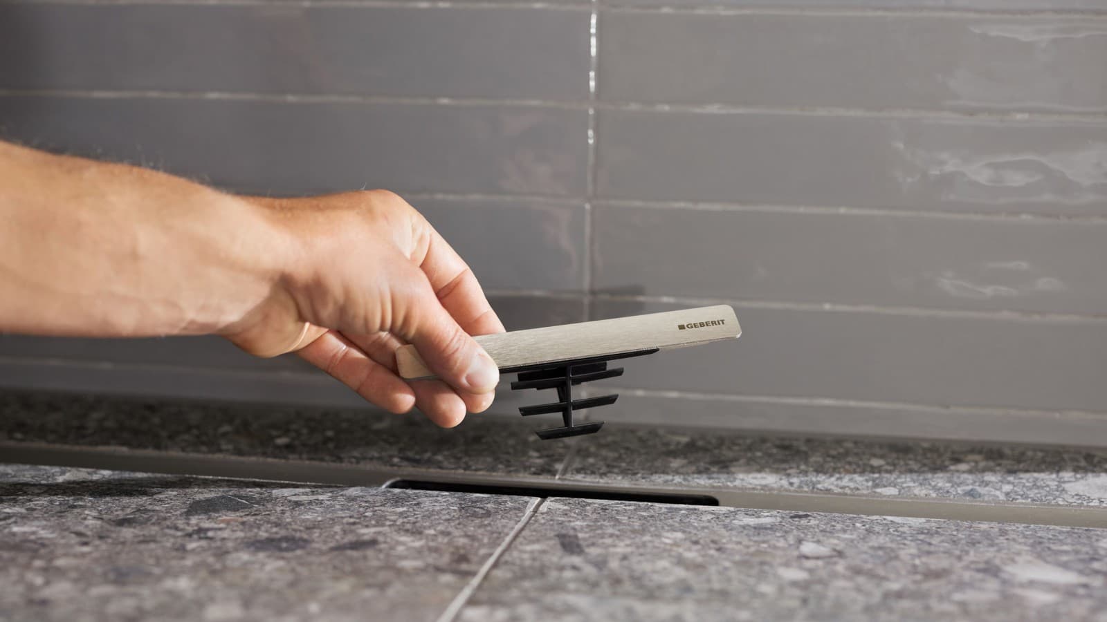 Calha para duche Geberit CleanLine com filtro anti-cabelos integrado Calha para duche Geberit CleanLine com filtro anti-cabelos integrado