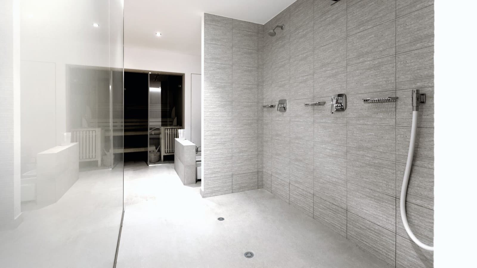 Casa de banho semipública com esgotos de duche de pavimento em vinil (PVC) da Geberit Casa de banho semipública com esgotos de duche de pavimento em vinil (PVC) da Geberit