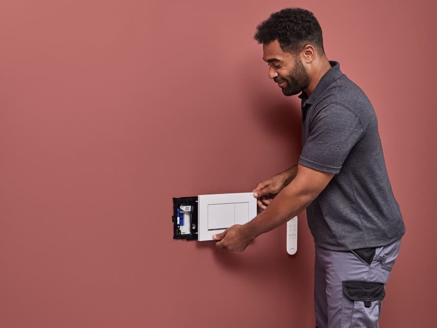 Homem a instalar a unidade de eliminação de odores Geberit DuoFresh Homem a instalar a unidade de eliminação de odores Geberit DuoFresh