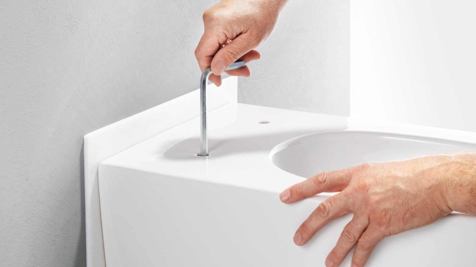 Sistema EFF3, a fixação final faz-se facilmente através dos orifícios de ancoragem do assento Sistema EFF3, a fixação final faz-se facilmente através dos orifícios de ancoragem do assento