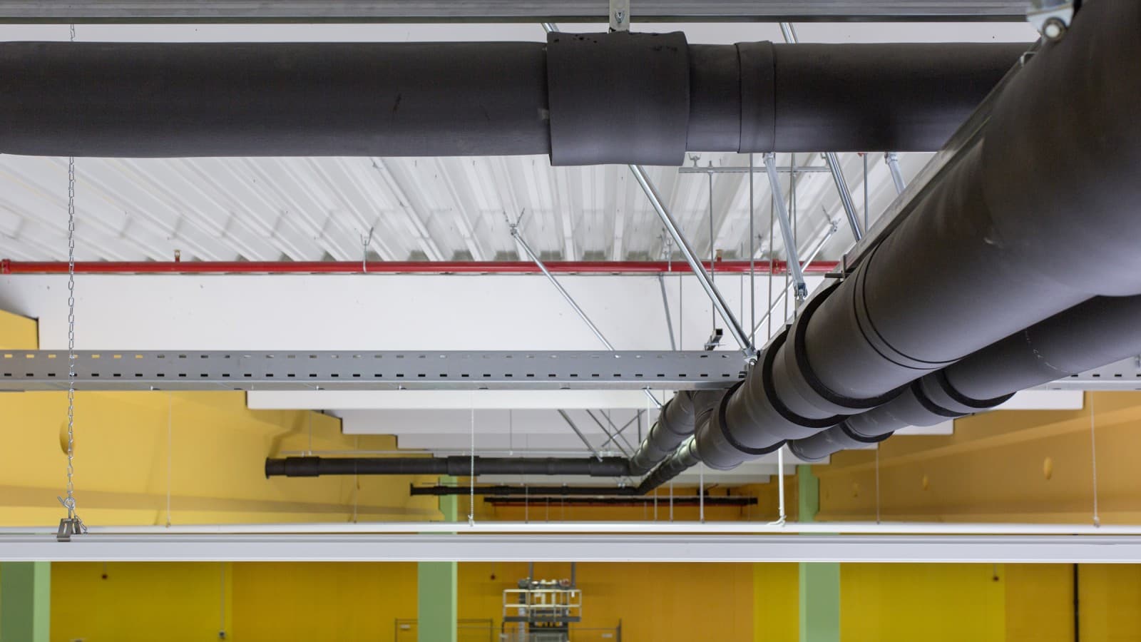 Tubagens PE Geberit num sistema de drenagem de cobertura com Geberit Pluvia Tubagens PE Geberit num sistema de drenagem de cobertura com Geberit Pluvia