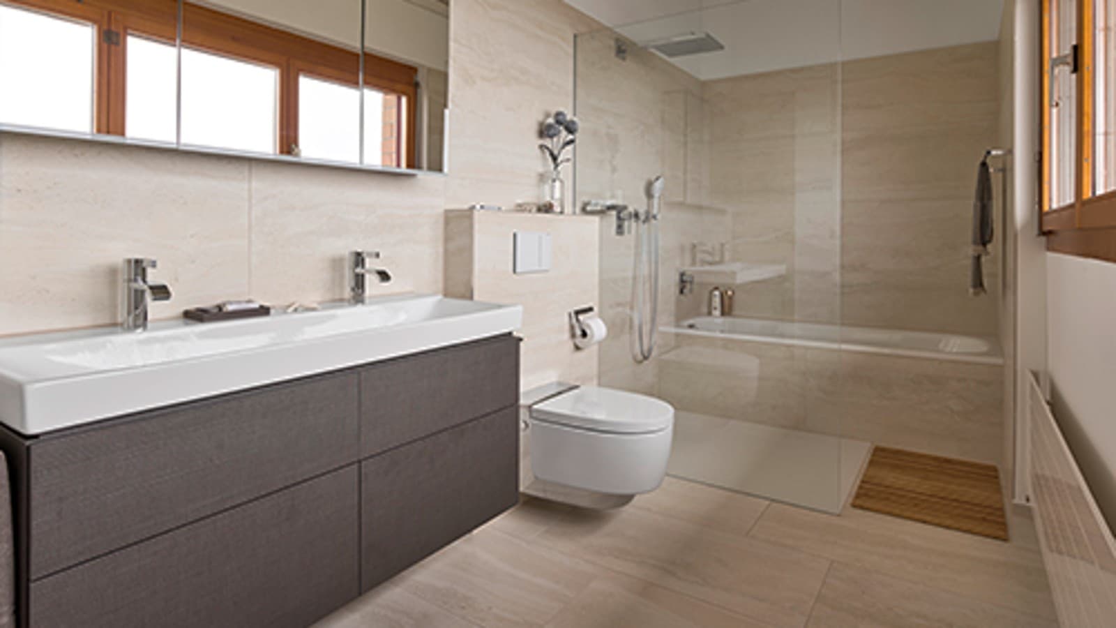 Casa de banho com sanita bidé Geberit AquaClean após a renovação Casa de banho com sanita bidé Geberit AquaClean após a renovação