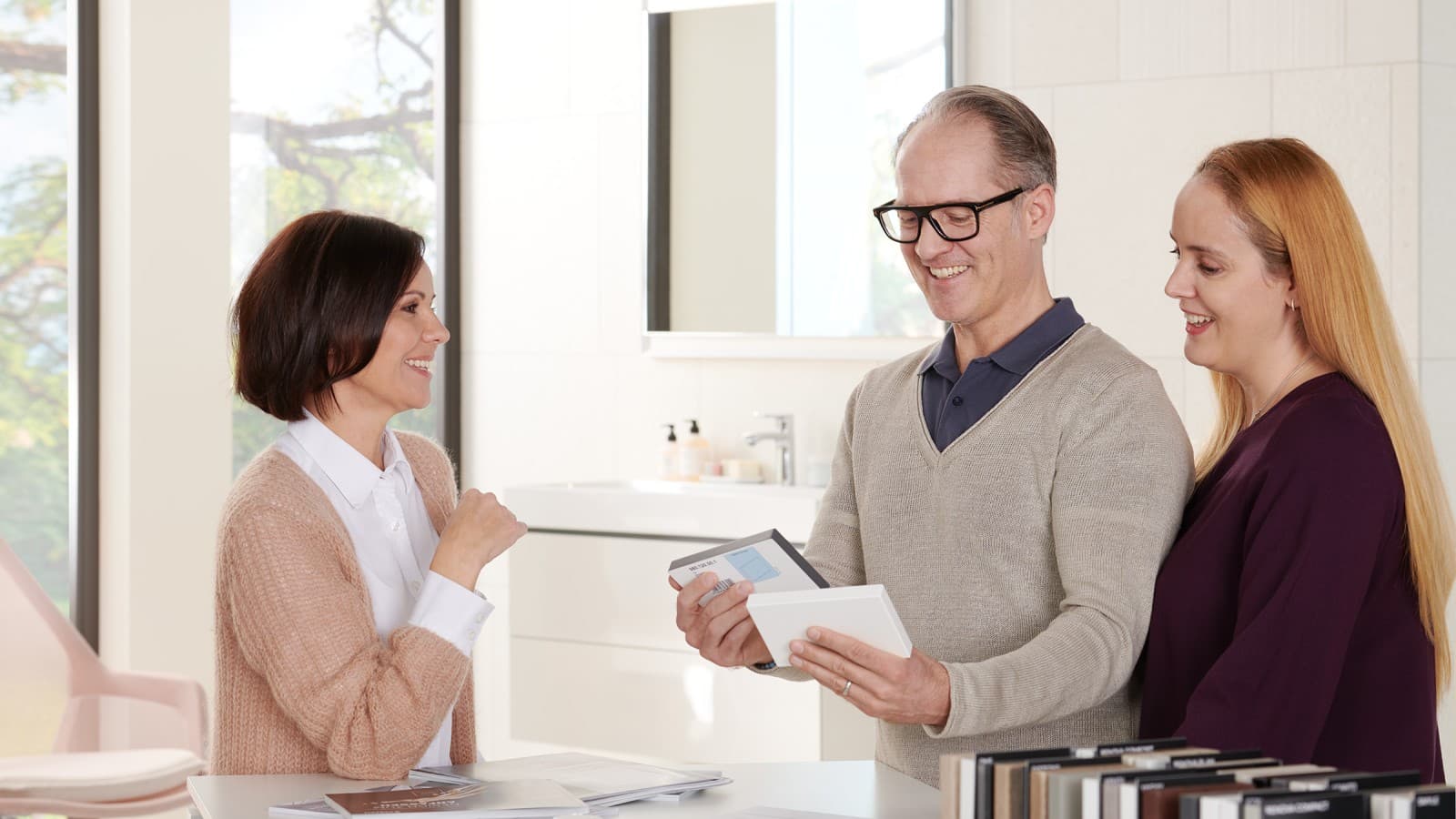 Pessoas num showroom com produtos Geberit Pessoas num showroom com produtos Geberit