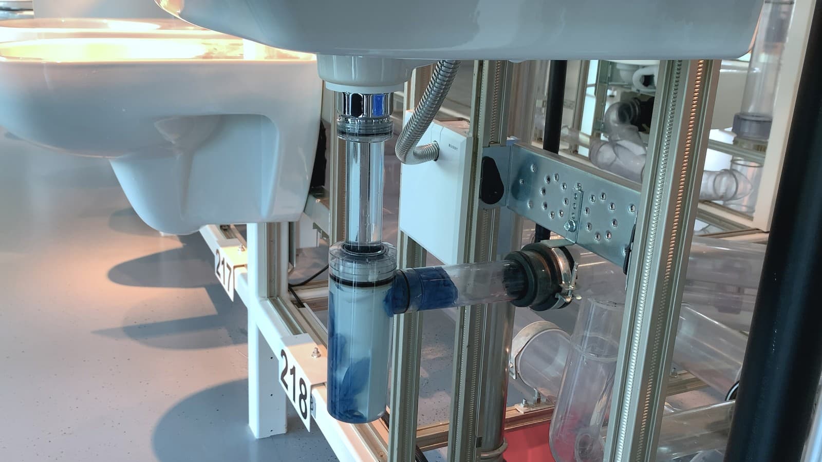 Sifão de garrafa obstruído no lavatório Sifão de garrafa obstruído no lavatório