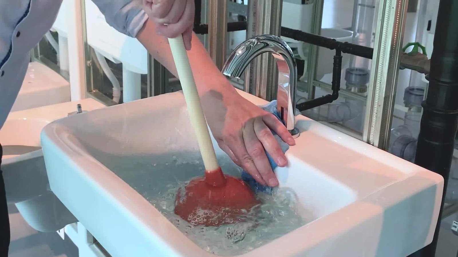 A ventosa movimenta-se vigorosamente para cima e para baixo A ventosa movimenta-se vigorosamente para cima e para baixo