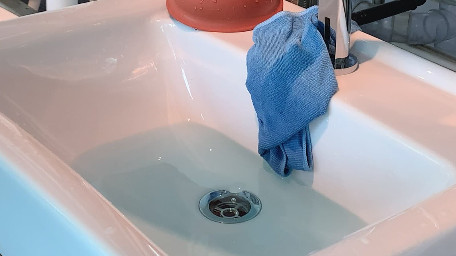 A água sai do lavatório A água sai do lavatório