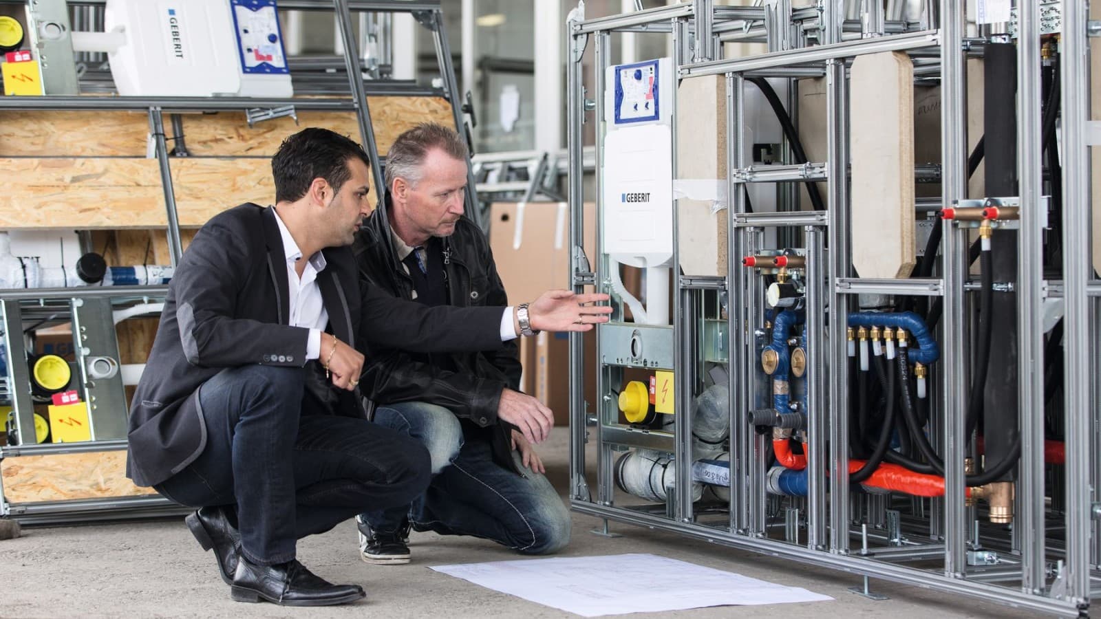 O representante de vendas da Geberit verifica se a montagem está correta. O representante de vendas da Geberit verifica se a montagem está correta.