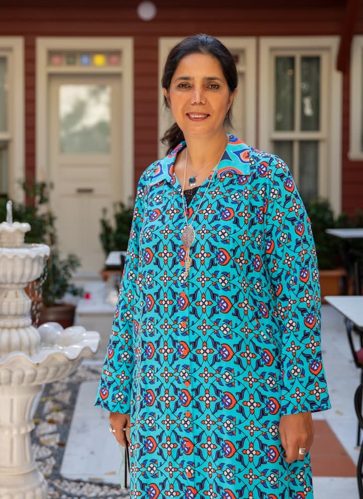 Especialista em reformas e proprietária de hotel: Deniz Alkan no pátio do Hotel Turkish House especialmente reformado em Istambul (© Haydar Erçin) Especialista em reformas e proprietária de hotel: Deniz Alkan no pátio do Hotel Turkish House especialmente reformado em Istambul (© Haydar Erçin)