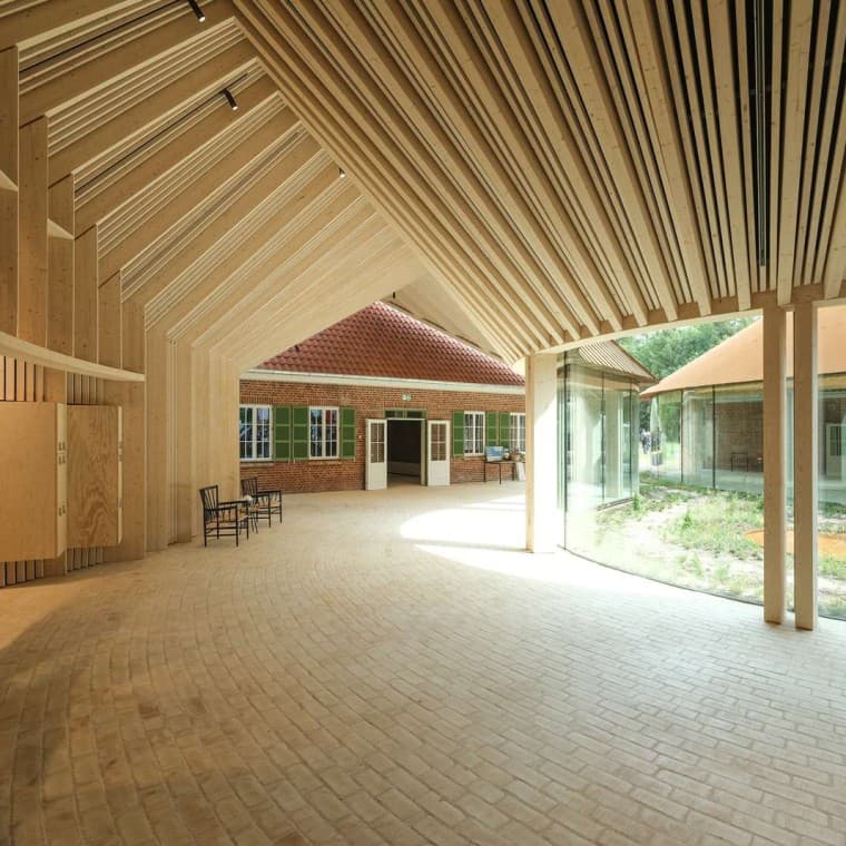 80 000 tijolos amarelos adornam o chão do museu, como aqui dentro da ala abobadada que os liga (© R_Hjortshoj) 80 000 tijolos amarelos adornam o chão do museu, como aqui dentro da ala abobadada que os liga (© R_Hjortshoj)