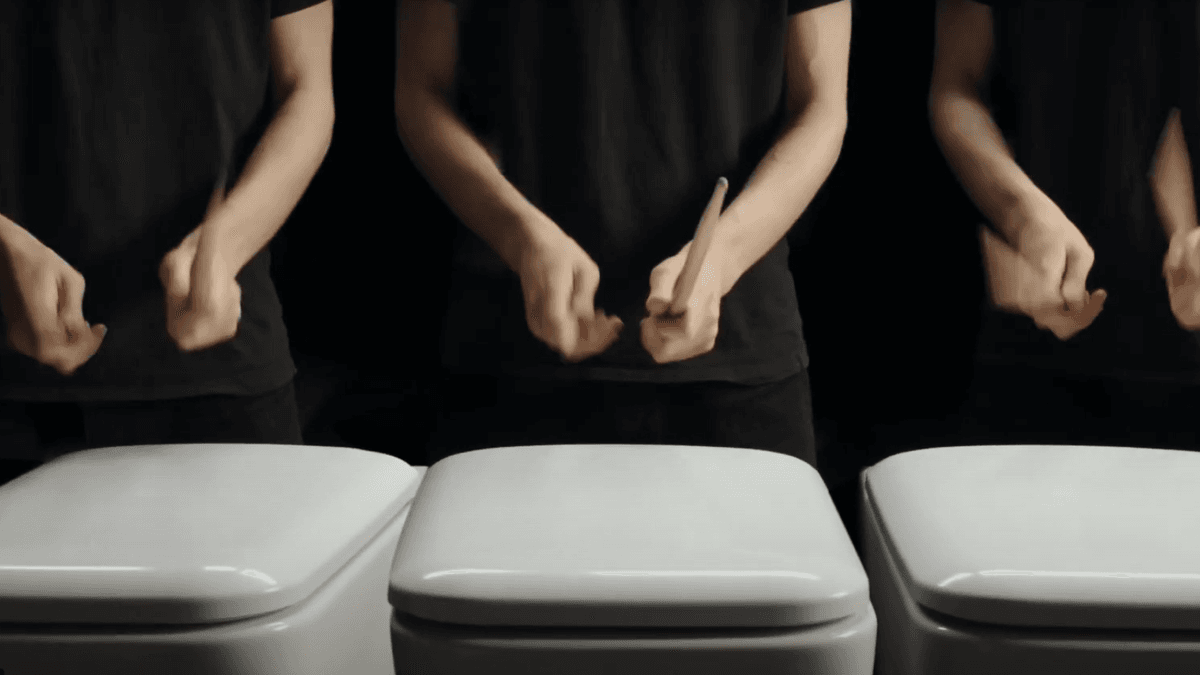 As casas de banho estão equipadas com sanitas bidé Geberit AquaClean Sela e urinóis Geberit, entre outros elementos (© Owen Raggett) As casas de banho estão equipadas com sanitas bidé Geberit AquaClean Sela e urinóis Geberit, entre outros elementos (© Owen Raggett)